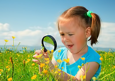 niña con lupa